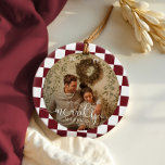 Ornamento De Cerâmica Foto recém-casada do Quadro de Verificação Retro C<br><div class="desc">Tornar o seu primeiro Natal como recém-casados inesquecível com este encantador ornamento de fotos de lado duplo e alegre casado. Apresentando um padrão nostálgico de tabuleiro de xadrez que captura perfeitamente a quente e retro-boho estética, este ornamento de keepsasasasasaame é uma bela maneira de comemorar seu ano especial. Perfeito para...</div>