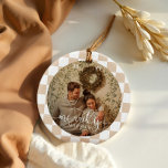 Ornamento De Cerâmica Foto recém-casada do Quadro de Verificação Retro C<br><div class="desc">Tornar o seu primeiro Natal como recém-casados inesquecível com este encantador ornamento de fotos de lado duplo e alegre casado. Apresentando um padrão nostálgico de tabuleiro de xadrez que captura perfeitamente a quente e retro-boho estética, este ornamento de keepsasasasasaame é uma bela maneira de comemorar seu ano especial. Perfeito para...</div>