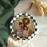 Ornamento De Cerâmica Foto recém-casada do Quadro de Verificação Retro C<br><div class="desc">Tornar o seu primeiro Natal como recém-casados inesquecível com este encantador ornamento de fotos de lado duplo e alegre casado. Apresentando um padrão nostálgico de tabuleiro de xadrez que captura perfeitamente a quente e retro-boho estética, este ornamento de keepsasasasasaame é uma bela maneira de comemorar seu ano especial. Perfeito para...</div>