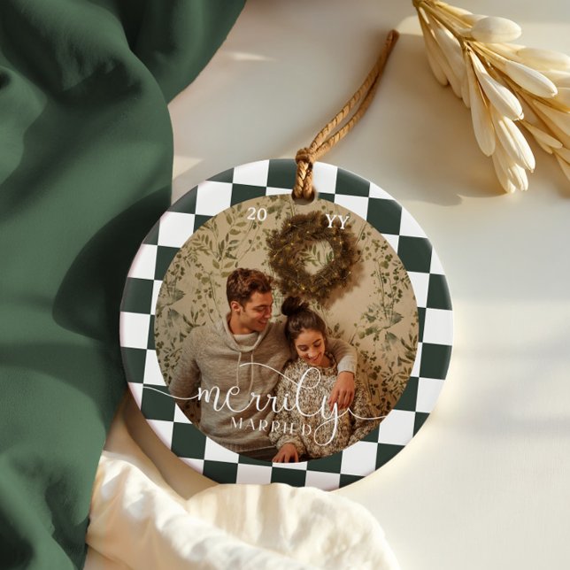 Ornamento De Cerâmica Foto recém-casada do Quadro de Verificação Retro C (Merrily Married Retro Checkerboard Newlywed Photo Ceramic Ornament)