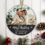 Ornamento De Cerâmica Foto Rustic Chalkboard Snowflake Feliz Natal<br><div class="desc">Rustic Chalkboard Snowflakes Mão Escrita Escrito Ornamento Fotográfico Da Família "Feliz Natal". Apresenta uma fotografia de família,  um texto de Feliz Natal,  escrito em um roteiro de caligrafia manuscrito,  flocos de neve e ano em quadro negro ou fundo de cor de quadro negro. É fácil personalizá-lo.</div>