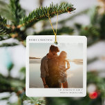 Ornamento De Cerâmica Foto Simples e Informal Moderna do Natal Minimalis<br><div class="desc">Um ornamento de árvore de natal de Natal de na moda mínimo com tipografia clássica "Feliz Natal" a preto num fundo branco minimalista e limpo. A foto, o cartões de natal e o nome podem ser facilmente personalizados para um toque pessoal. Um design de natal simples, minimalista e contemporâneo para...</div>