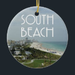 Ornamento De Cerâmica Foto sul de Miami Florida da praia<br><div class="desc">Cena da paisagem sul da praia,  do Miami,  Florida da praia e da parte da skyline da cidade com as palavras "praia sul" na parte superior em uma pia batismal do estilo do art deco.</div>