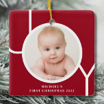 Ornamento De Cerâmica Foto Vermelha do Primeiro Natal do Bebê Personaliz<br><div class="desc">O Primeiro Ornamento Fotográfico de Natal deste na moda Baby é decorado com a palavra JOY em branco sobre fundo vermelho. Facilmente personalizável com sua foto e seu nome.</div>