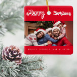Ornamento De Cerâmica Fotos da família vermelha de Natal<br><div class="desc">Texto branco: Feliz Natal,  escrito com um roteiro do estilo da moda. Personalize e use sua própria foto e nomes. Um clássico fundo vermelho.</div>