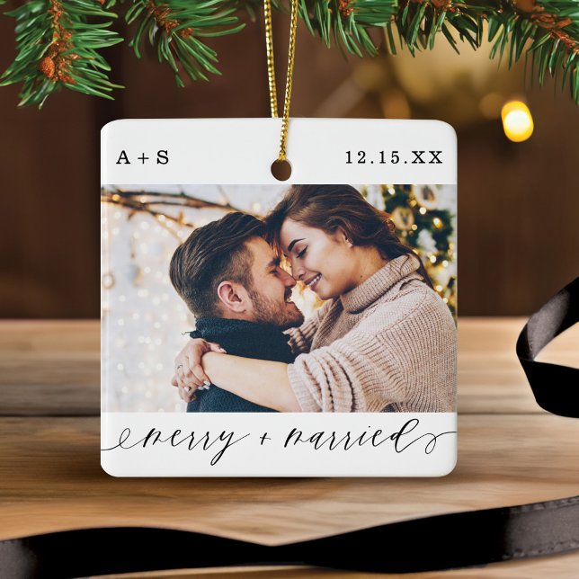 Ornamento De Cerâmica Fotos de Casamento de Script Elegante de feliz e C (Merry & Married Elegant Script Wedding Photos Ceramic Ornament)