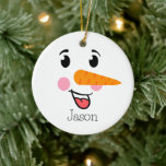 Ornamento De Cerâmica Frosty the Snowman Happy Face<br><div class="desc">Este bonitinho bonitinho bonitinho bonitinho rosto de design nos lembra que o poder de um simples sorriso pode iluminar até os dias mais frios,  e a felicidade pode ser encontrada nos lugares mais inesperados.</div>