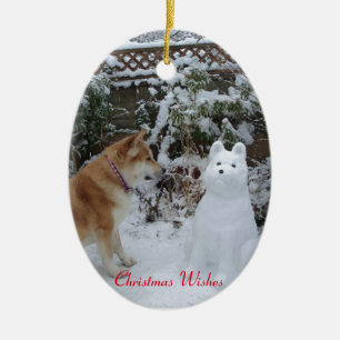 Ornamento De Cerâmica gatinha akita sentada com um cachorro-da-neve