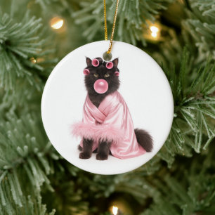 Ornamento De Cerâmica Gato em roupão rosa com rolos de cabelo e chiclete