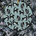 Ornamento De Cerâmica Gatos Pretos e Brancos Tuxedo<br><div class="desc">Felinos brancos e pretos,  em seu negócio. Um padrão divertido num fundo azul de médio.</div>