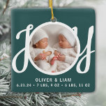 Ornamento De Cerâmica Gêmeos Nomes de Nascimento Stats Fotografia Keepsa<br><div class="desc">Este bonitinho Twins Nomeia Nascimento Aposta Ornament de Foto de Natal é decorado com a palavra JOY em tipografia de na moda em fundo verde. Facilmente personalizável com sua foto,  nomes e estatísticas de nascimento de bebê.</div>