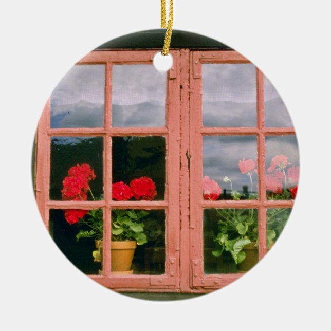 Ornamento De Cerâmica Gerânio violetas na janela de um tradicional Ho (Frente)