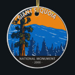 Ornamento De Cerâmica Giant Sequoia National Monument California Vintage<br><div class="desc">Design trabalho de arte gigante do vetor Sequoia. A sequoia gigante é a maior árvore do mundo. Cresce naturalmente apenas numa banda estreita de 60 milhas de floresta mista de coníferas nas encostas ocidentais da serra de Sierra Nevada,  na Califórnia.</div>