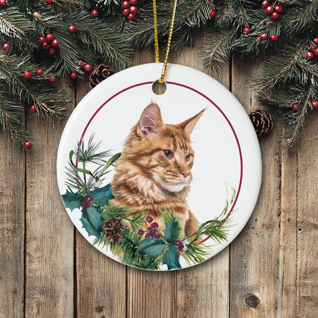 Ornamento De Cerâmica Ginger Maine Coon Cat Evergreen Berry Wreath (Criador carregado)