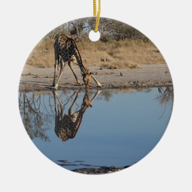 ORNAMENTO DE CERÂMICA GIRAFA TOMANDO UMA BEBIDA REFLETIDA (Frente)