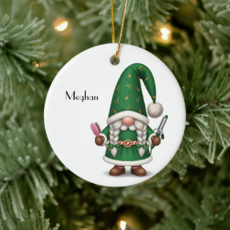 Ornamento De Cerâmica Gnome de Natal Personalizado para Cabeleireiro