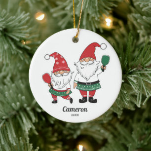 Ornamento De Cerâmica Gnomos Felizes De Pickleball De Natal, Seu Texto F