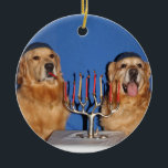 Ornamento De Cerâmica Golden retriever Hanukkah Menorah<br><div class="desc">Este ornamento caracteriza retrievers dourados nos yarmulkes que iluminam um menorah. Isto faria um presente ou uma decoração perfeita de Hanukkah.</div>