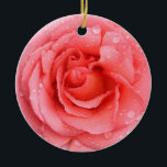 Ornamento De Cerâmica Gotas de água de rosa vermelha romântica<br><div class="desc">Rosa vermelha e rosa romântica com gotas de água.</div>