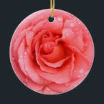 Ornamento De Cerâmica Gotas Românticas de Água Rosa Rosa Rosa Vermelha<br><div class="desc">Rosa vermelha e rosa romântica com gotas de água.</div>