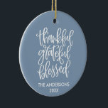 Ornamento De Cerâmica Graças Feliz, Bênção FOTO VOLTANDO A Azul Dusty<br><div class="desc">Caligrafia Grata Abençoada Ornamento - Nome da família e Ano - Blue Dusty de inverno com Foto na Parte Traseira</div>