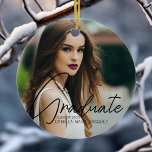 Ornamento De Cerâmica Graduação Chic 2 Sobreposição de Script de Foto no<br><div class="desc">Este presente de Enfeites de natal de graduação em chic apresenta um sofisticado script preto manuscrito sobre uma foto de cheio de tendências do seu formando. Personalize este formando moderno presente com o nome e o ano de formando e uma fotografia de cheio no verso.</div>