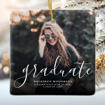 Ornamento De Cerâmica Graduação de Foto por Escrita Manual Branca Modern<br><div class="desc">Celebre o formando com este moderno ornamento personalizado de graduação de fotos, com a palavra "formando" em escrito branco, com a escola e o ano de graduação abaixo em letra branca sans serif. Uma camada preta de gradiente garante que o texto branco será pop. Perfeito para segundo grau ou formandos....</div>