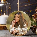 Ornamento De Cerâmica Graduação Personalizada 2023 de Foto Moderna do Fo<br><div class="desc">O formando é escrito em branco manuscrito sobre sua foto de retrato do mais velho, que faz um Enfeites de natal chic, moderno de manutenção da graduação. Personalize este presente com o seu segundo grau ou universidade ano 2023 sob a tipografia ousada e adicione uma fotografia fofa do seu mais...</div>