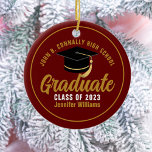 Ornamento De Cerâmica Graduação Personalizada 2025 do Formando Dourado M<br><div class="desc">Este Enfeites de natal de formando personalizado de marrom e ouro moderno apresenta seu segundo grau ou nome de faculdade para a classe de 2025. Personalize com o seu ano de graduação com o guião manuscrito em chic e o boné de formando branco para um presente de graduação personalizado de...</div>
