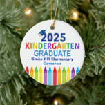 Ornamento De Cerâmica Graduação Personalizada em Bonito Formando do jard<br><div class="desc">Este Enfeites de natal personalizável de graduação do jardim de infância de 2025 apresenta um boné legal acima do escrevendo colorido e uma fileira de lápis no arco-íris com sua foto no verso. Um belo formando de jardim de infância mantém o dom em cores divertidas pelo último dia de escola...</div>