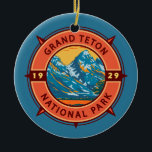 Ornamento De Cerâmica Grande Teton National Park Retro Compass Emblem<br><div class="desc">Grande Teton vetor trabalho de arte design. O parque inclui os maiores picos da Faixa Teton,  assim como a maioria das seções de norte do vale conhecido como Jackson Hole.</div>