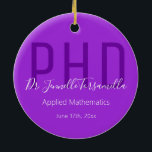 Ornamento De Cerâmica Grau PhD - Nome Branco Roxo do formando<br><div class="desc">Um ornamento de graduação de doutorado que apresenta o nome do formando, o campo de estudo e a data de formatura. Este design inclui o nome em uma fonte de script de escrita manual e um design roxo e branco. Basta adicionar as informações do formando, adicionar este ornamento ao seu...</div>