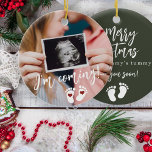 Ornamento De Cerâmica Gravidez Foto de ultrassom de Natal feliz<br><div class="desc">Engraçado moderno,  vou ver seu rápido roteiro,  pegadas,  e um novo bebê de corações vermelhos esperando o Feliz Natal do ornamento da árvore verde-escura da mamãe com sua foto de ultrassom personalizada.</div>