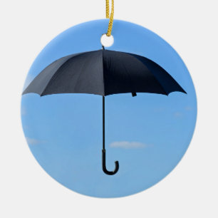 Ornamento De Cerâmica Guarda-chuva preto voa no céu azul