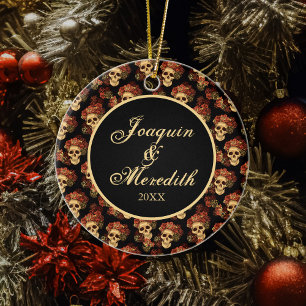 Ornamento De Cerâmica Halloween do Monograma Vermelho Preto do Crânio G