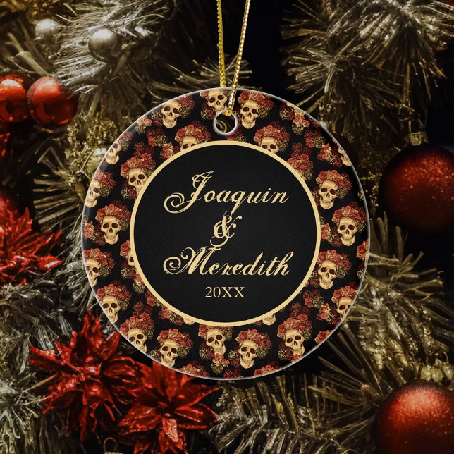 Ornamento De Cerâmica Halloween do Monograma Vermelho Preto do Crânio Gó (Criador carregado)