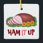 Ornamento De Cerâmica HAM IT UP Funny Holiday Natal Janta Foodie<br><div class="desc">Apresenta uma ilustração original de um presunto de férias em fatias, rodeado de abacaxi, numa plataforma, rodeado de ananás. HAM IT UP é impresso em uma fonte rosa e marrom divertida; o verso pode ser personalizado com sua data e outros detalhes. Perfeito para o presente de Natal! Esta ilustração também...</div>