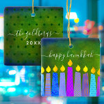 Ornamento De Cerâmica Hanukkah Menorah Candle Script Nome Verde Keepsana<br><div class="desc">"Feliz Hanukkah." Uma ilustração lúdica, moderna e artística das velas de padrão de feitiço ajuda você a lançar no feriado de Chanucá no estilo. Velas azuis cortadas com padrões de folha de alumínio coloridas cobrem um fundo verde rico e profundo. Nas costas, personalize com seu nome familiar e ano, sobre...</div>