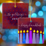 Ornamento De Cerâmica Hanukkah Menorah Candles Nome do Script Red Keepsa<br><div class="desc">"Feliz Hanukkah." Uma ilustração lúdica, moderna e artística das velas de padrão de feitiço ajuda você a lançar no feriado de Chanucá no estilo. Velas azuis cortadas com padrões coloridos de folha de alumínio sobrepõem-se a um fundo de textura laranja vermelho, rico e profundamente queimado. Nas costas, personalize com seu...</div>