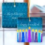 Ornamento De Cerâmica Hanukkah Menorah Candles Turquoise Keepsaem Person<br><div class="desc">"Feliz Hanukkah." Uma ilustração lúdica, moderna e artística das velas de padrão de feitiço ajuda você a lançar no feriado de Chanucá no estilo. Velas azuis cortadas com padrões de folha de alumínio coloridos cobrem um gradiente de turquesa a fundo branco. No verso, personalize com seu nome familiar e ano,...</div>