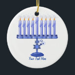 Ornamento De Cerâmica Hanukkah Menorah (personalizável)<br><div class="desc">Você pode personalizar este belo presente Chanukah com um nome ou seu próprio texto!</div>