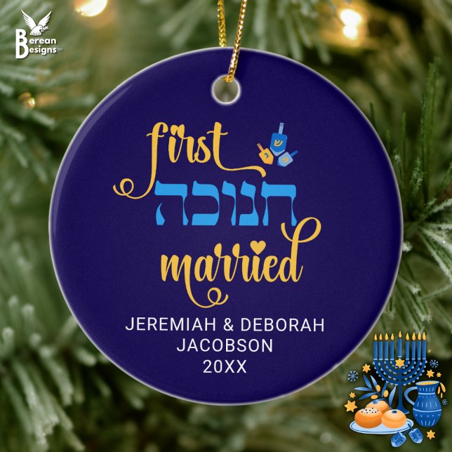 Ornamento De Cerâmica HANUKKAH, PRIMEIRO HABITUAL, CASOU-SE COM Hebraico (Stylish FIRST HANUKKAH MARRIED for Jewish newlyweds. Customizable names/year. Great gift for couples)