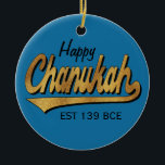 Ornamento De Cerâmica Hanukkah "Retro Happy Chanukah"/Ornamento Círculo<br><div class="desc">Hanukkah "Retro Happy Chanukah"/Ornament Circular. (2 lado) Personalize eliminando "Happy" e "Stephen" na frente e atrás do ornamento. Depois, usando a cor, o tamanho e o estilo da fonte favorita, digite suas próprias palavras. Obrigados para parar e comprar. Muito apreciado! Feliz Chanukah/Hanukkah! Dê vida à dcoração da sua árvore com...</div>