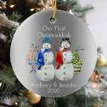 Ornamento De Cerâmica Hanukkah Snowman Natal Nosso Primeiro Chrismukkah<br><div class="desc">Esta design foi criada através da arte digital. Pode ser personalizada na área fornecida ou personalizada alterando a foto ou acrescentando suas próprias palavras. Entre em contato comigo em colorflowcreations@gmail.com se você quiser usar este design em outro produto. Compre minha pintura de acrílico abstrato original para venda em www.etsy.com/shop/colorflowart. Veja...</div>