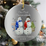 Ornamento De Cerâmica Hanukkah Snowman Natal Nosso Primeiro Chrismukkah<br><div class="desc">Este design pode ser personalizado na área fornecida pela alteração da foto e/ou do texto. Ou pode ser personalizado clicando em Personalizar este Modelo e, em seguida, escolhendo o clique para personalizar mais a opção e excluir ou alterar a cor do plano de fundo, adicionar texto, alterar a cor ou...</div>