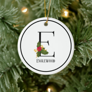 Ornamento De Cerâmica Holiday Holly Monogramas - Letra E Personalizada