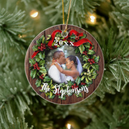 Ornamento De Cerâmica Holly Wreath First Christmas Casal Wedding Photo