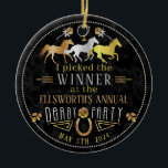 Ornamento De Cerâmica Horse Racing Derby Day Party Art Deco Winner Prize<br><div class="desc">Este belo design do dia de corrida de cavalo, "prêmio vencedor", é feito em tons de ouro, prata e bronze em preto, com um ligeiro efeito de mármore. A design inclui três cavalos de corrida, um troféu e uma ferradura. Todo o texto pode ser alterado, exceto "Derby Party". "Personalizar /...</div>