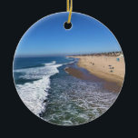 Ornamento De Cerâmica Huntington Beach, Califórnia<br><div class="desc">Uma bela vista do oceano do Pier de Praia de Huntington em Huntington Beach, Califórnia. Diante do Norte, você pode ver muitos surfistas esperando para pegar a próxima onda deles, e muitas pessoas gostando da praia. Huntington Beach é chamada de Cidade Surf EUA por uma razão! Foto: novembro de 2022....</div>