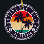 Ornamento De Cerâmica Huntington Beach California Retro Palm Trees 60s<br><div class="desc">Huntington Beach California Tropical Retro Sunset design. Encaixe-se na nostalgia da praia de Huntington com nossa lembrança vintage, projetada especificamente para férias à beira-mar. Lembrando de uma era passada, este design encapsula a tranquilidade e beleza da enseada, servindo como um belo lembrete de sua fuga ao lado da praia. -...</div>